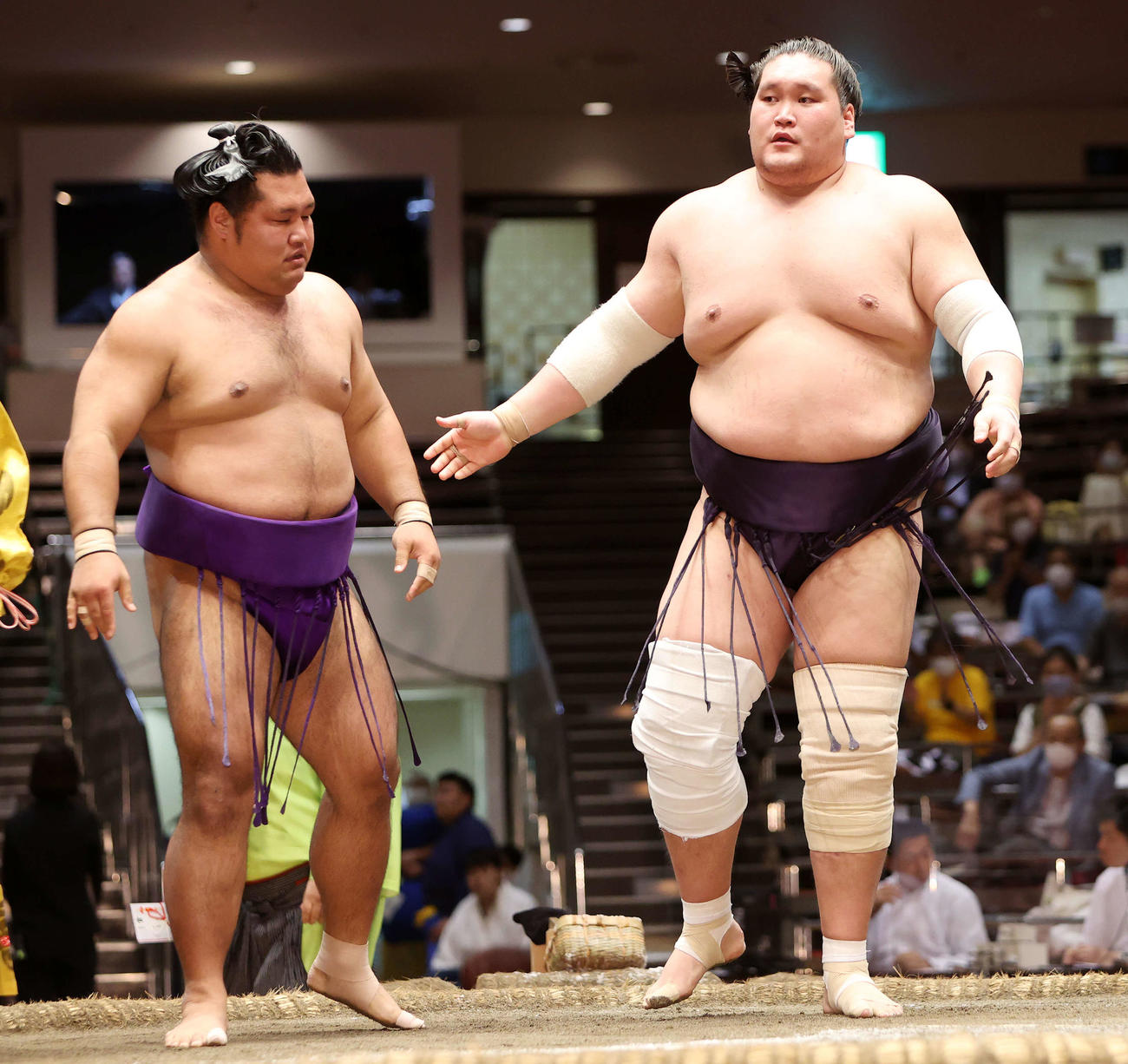 松鳳山（左）を引き落としで破った照ノ富士（撮影・鈴木正人）