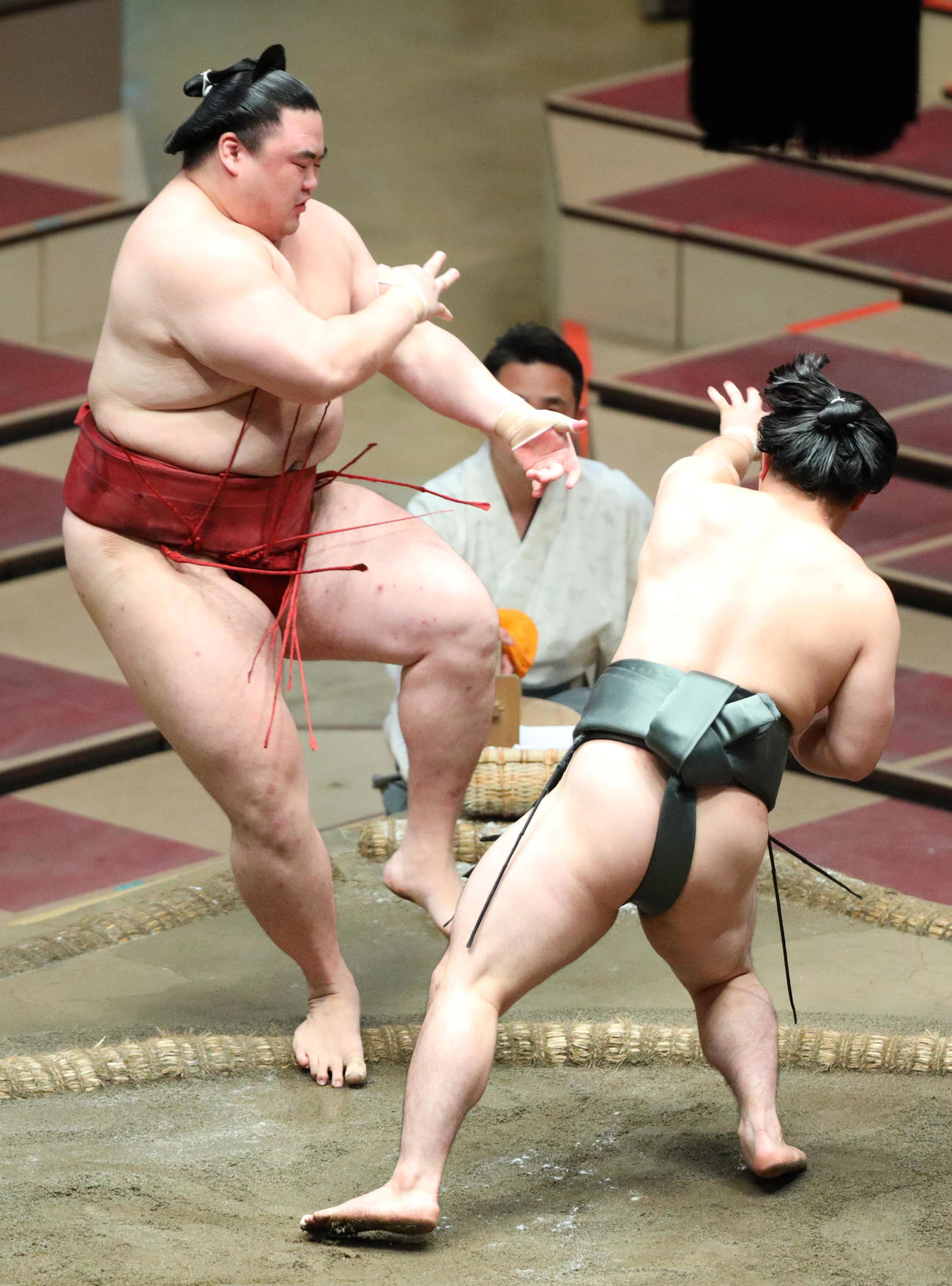 隆の勝（左）を押し出しで破る炎鵬（撮影・中島郁夫）
