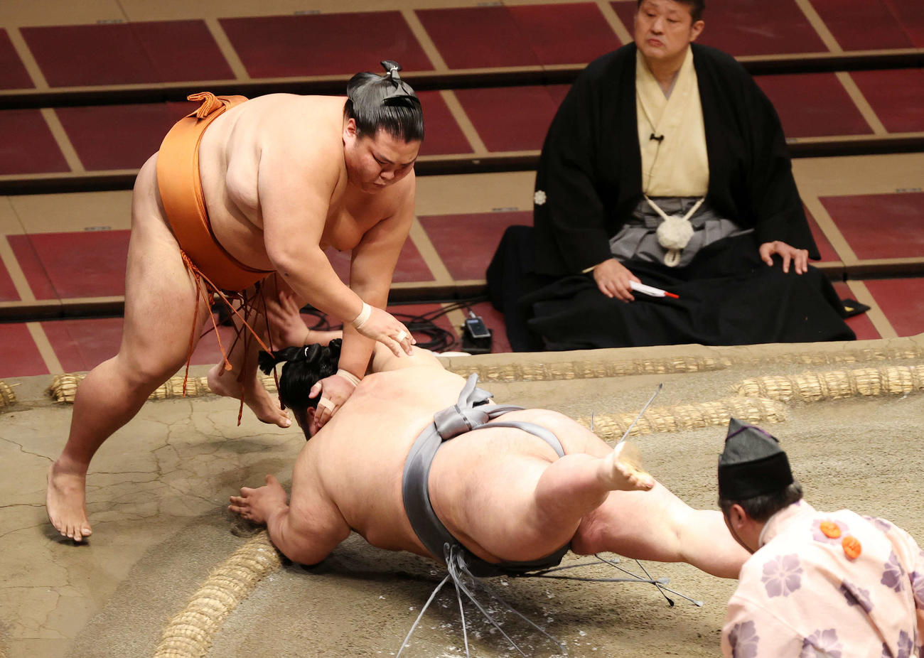 御嶽海（左）を押し出しで破る貴景勝（撮影・鈴木正人）