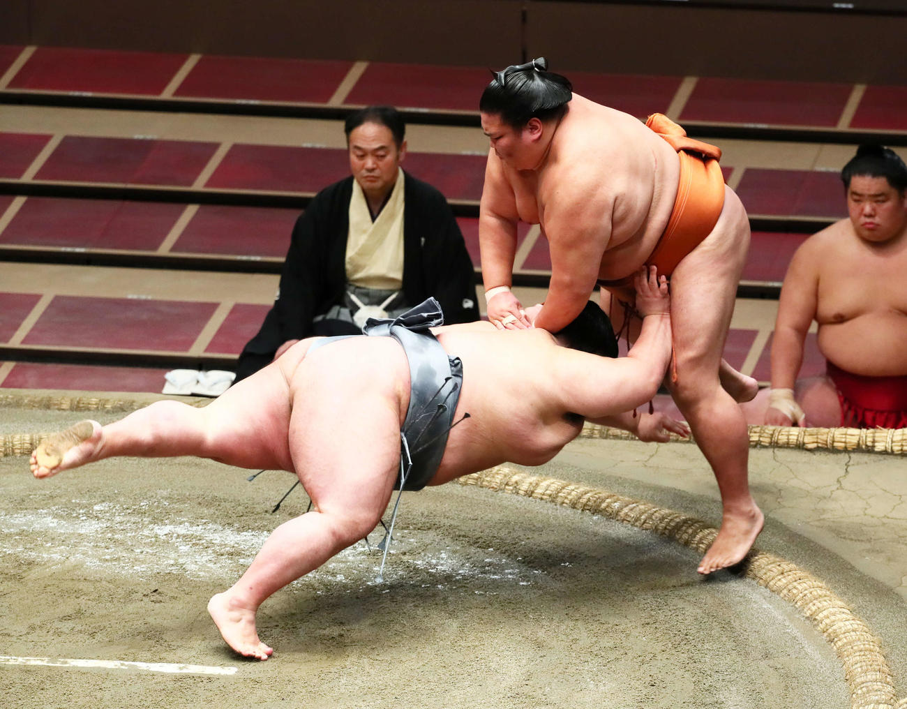 貴景勝（左）は押し出しで御嶽海を破る（撮影・足立雅史）