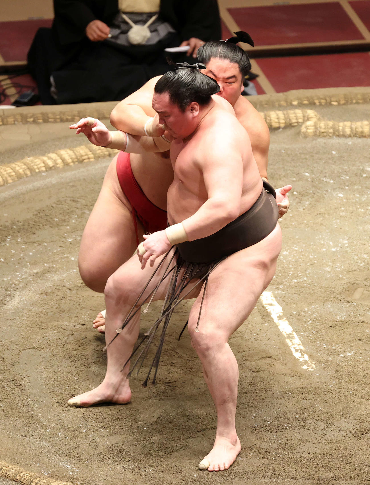 大栄翔（後方）に激しく攻められる白鵬（撮影・鈴木正人）