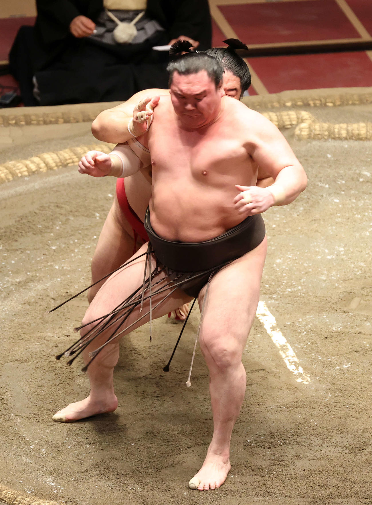 大栄翔（後方）に激しく攻められる白鵬（撮影・鈴木正人）