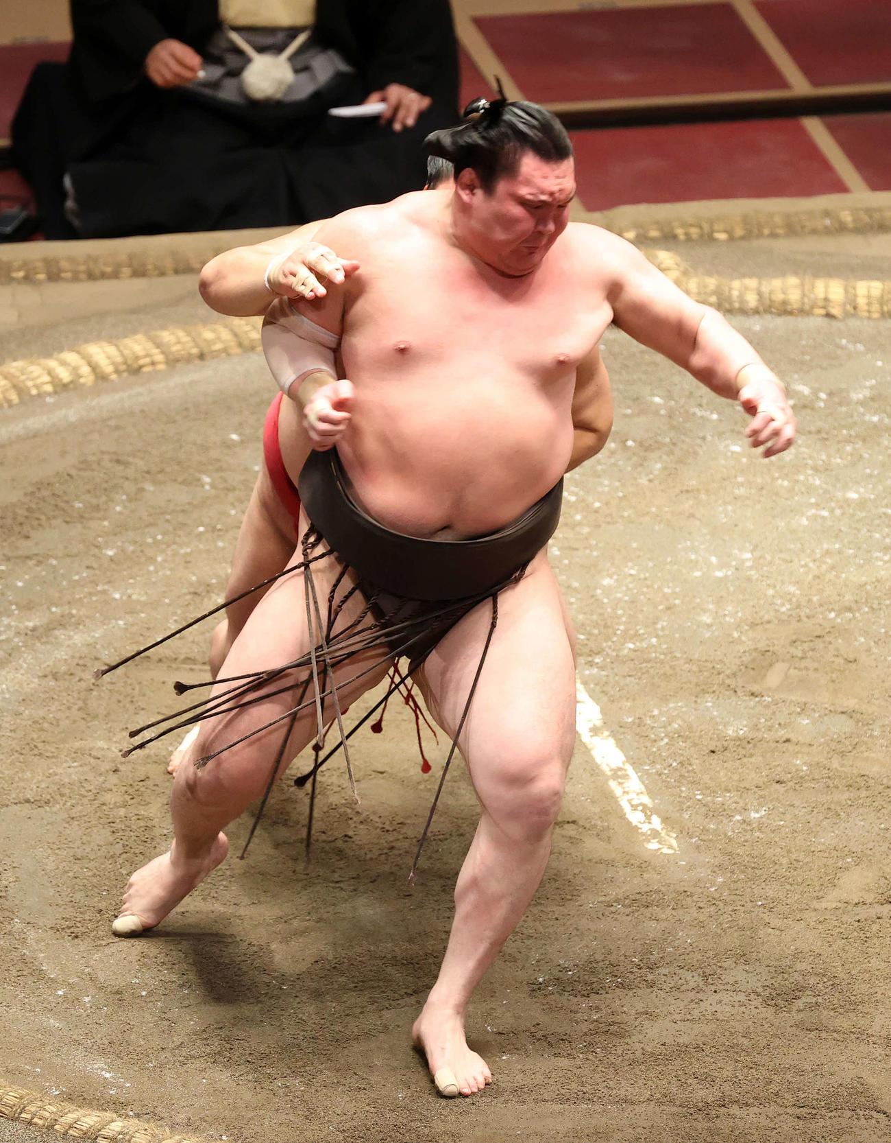 大栄翔（後方）に激しく攻められる白鵬（撮影・鈴木正人）