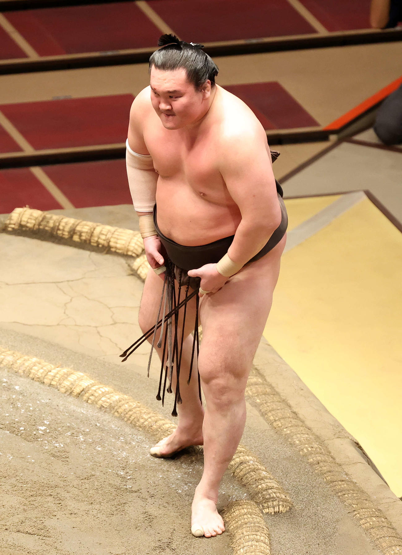 大栄翔に押し出しで破る険しい表情で引き揚げる白鵬（撮影・鈴木正人）