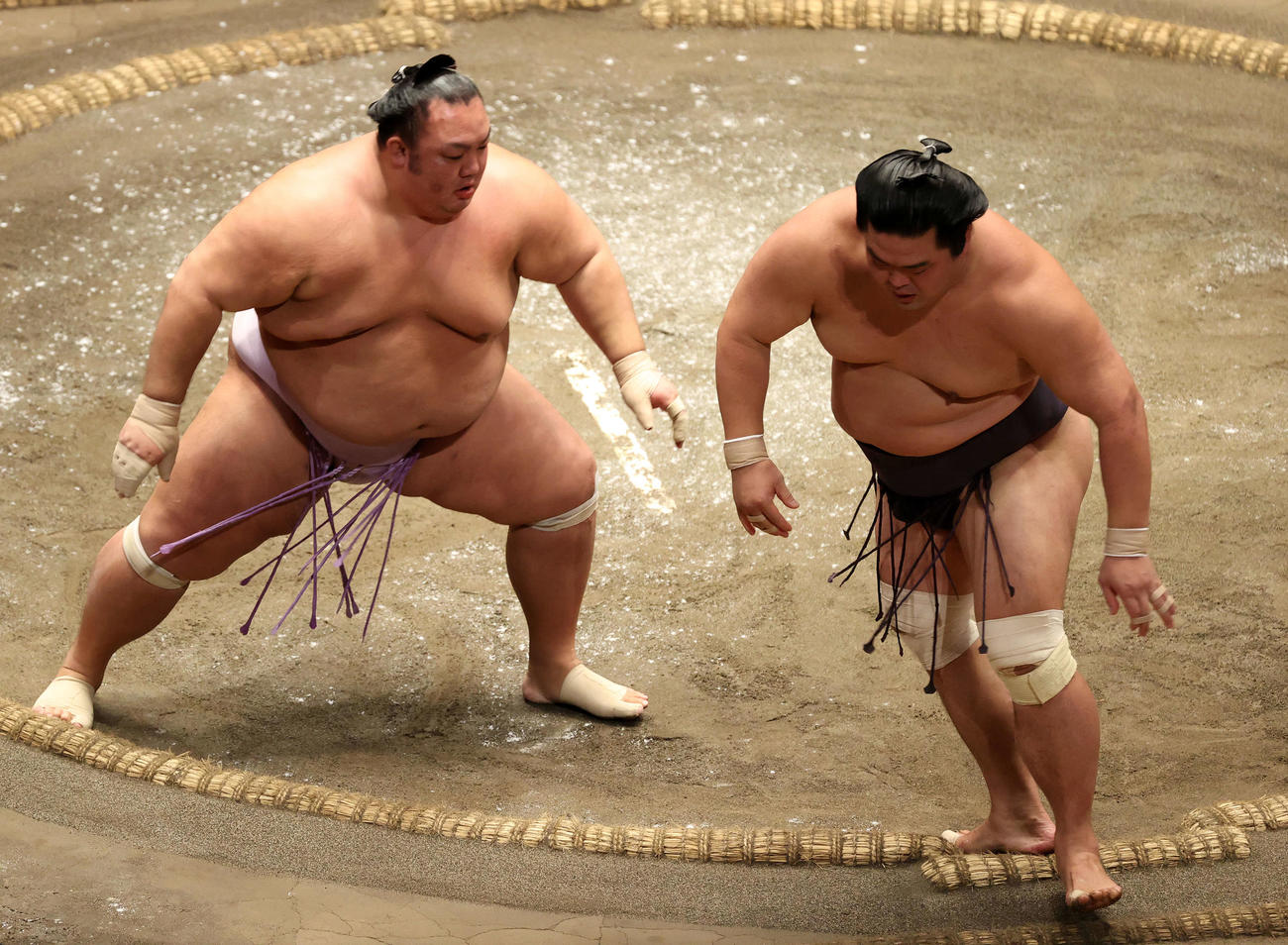 妙義龍（右）を突き出しで破る琴勇輝（撮影・鈴木正人）
