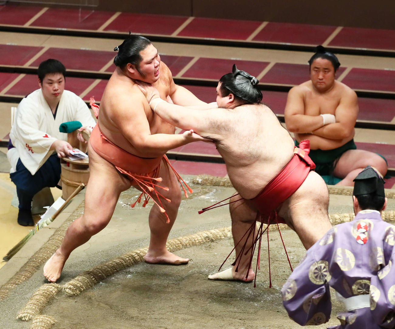 高安（右）は突き出しで千代大龍を破る（撮影・足立雅史）