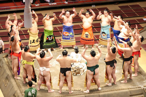 幕内土俵入り（撮影・鈴木正人）