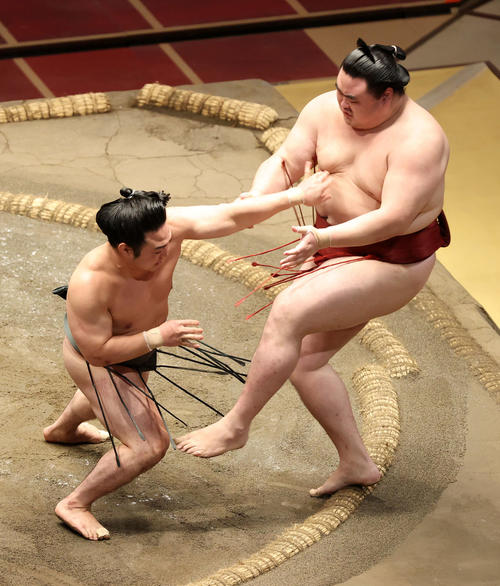 隆の勝（右）を押し出しで破る炎鵬（撮影・鈴木正人）