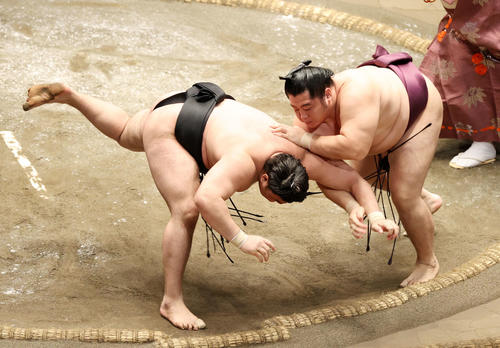 霧馬山（左）を突き落としで破る遠藤（撮影・鈴木正人）