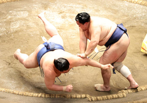 正代（左）を突き落としで破る北勝富士（撮影・鈴木正人）