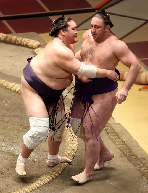 栃ノ心（右）を寄り切りで破る照ノ富士（撮影・鈴木正人）