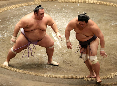 妙義龍（右）を突き出しで破る琴勇輝（撮影・鈴木正人）