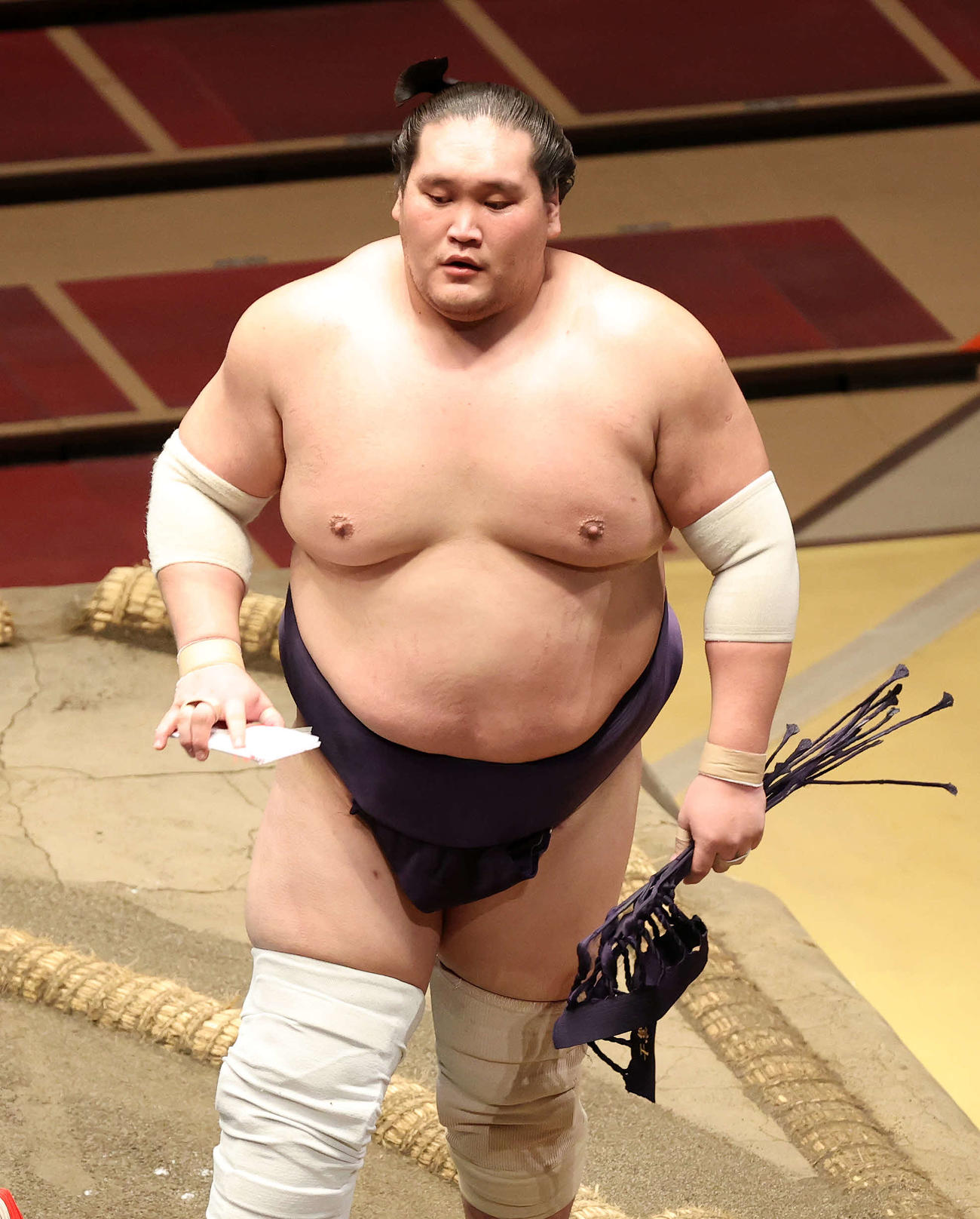 懸賞金を手に土俵を引き揚げる照ノ富士（撮影・鈴木正人）