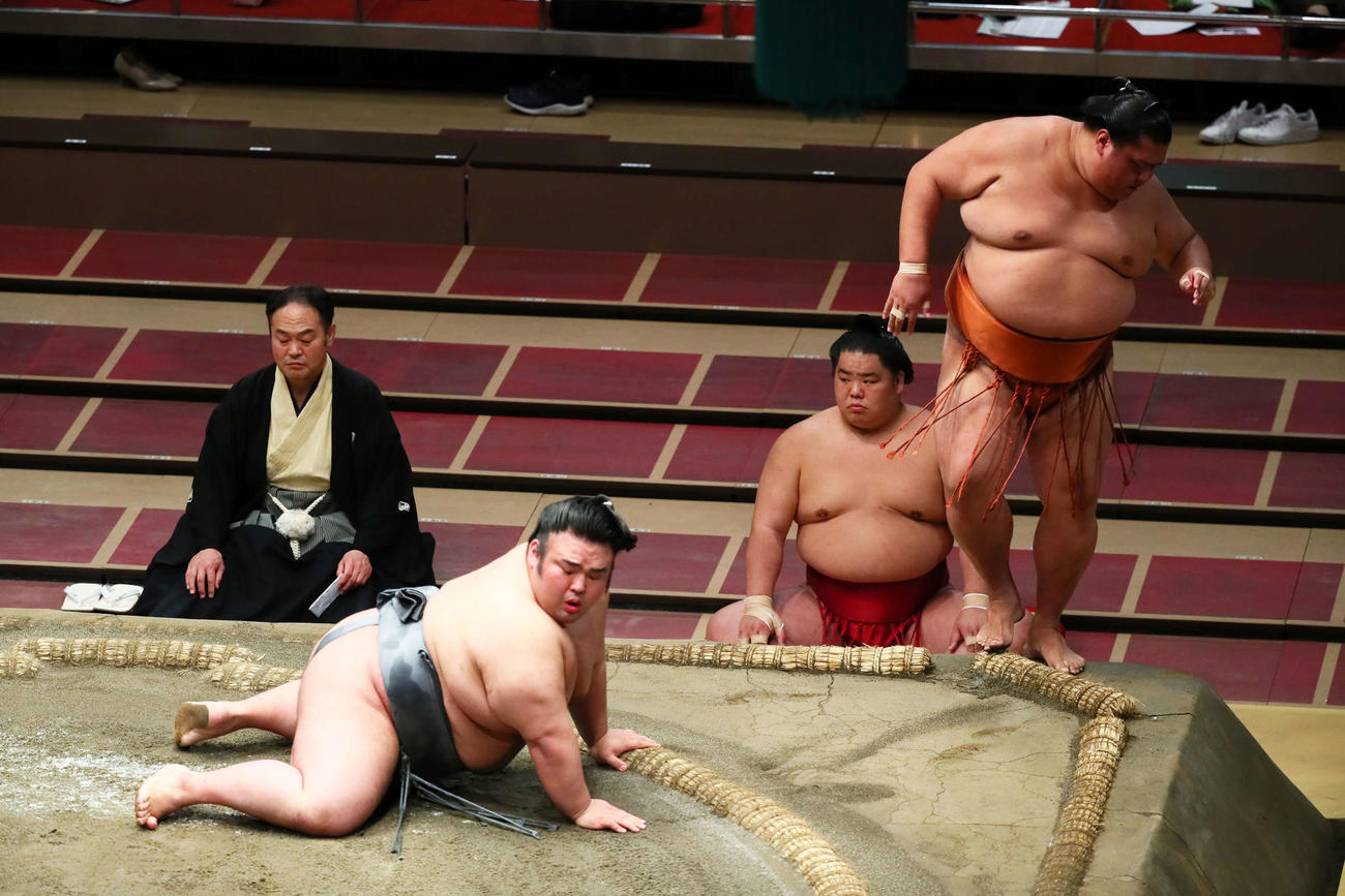 貴景勝（左）は押し出しで御嶽海を破る（撮影・足立雅史）