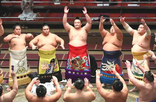 幕内土俵入りする朝乃山（中央）ら（撮影・足立雅史）