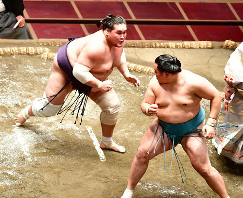 照ノ富士（左）は寄り切りで玉鷲を破る（撮影・小沢裕）