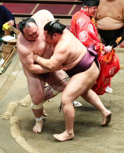 遠藤（右）は宝富士を寄り切りで破る（撮影・足立雅史）