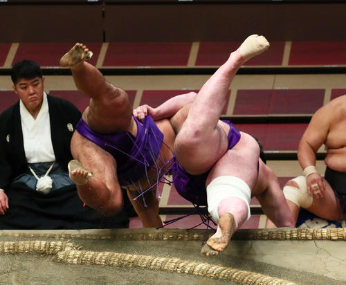 松鳳山（左）と栃ノ心の一番は取り直しとなる（撮影・足立雅史）