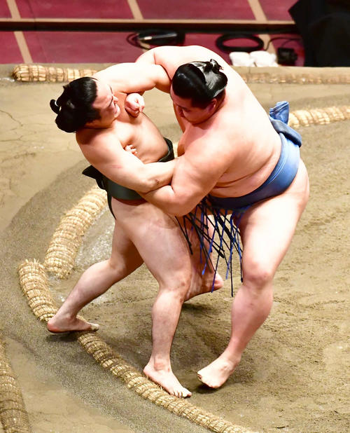 正代（右）はきめ出しで炎鵬を破る（撮影・小沢裕）