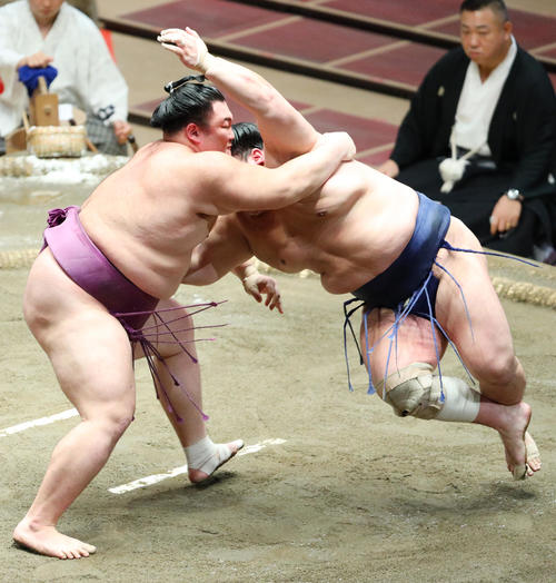 北勝富士（右）をすくい投げで破る朝乃山（撮影・中島郁夫）