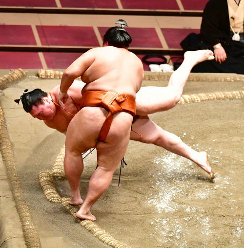 白鵬（奥）は御嶽海に突き落としで敗れる（撮影・小沢裕）