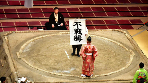 貴景勝の休場により大栄翔の不戦勝を知らせる幕が掲げられた（撮影・小沢裕）