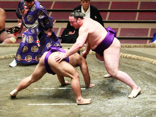 栃ノ心（右）ははたき込みで松鳳山を破る（撮影・足立雅史）