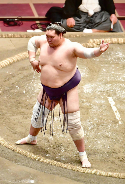 取組前の所作に臨む照ノ富士（撮影・小沢裕）