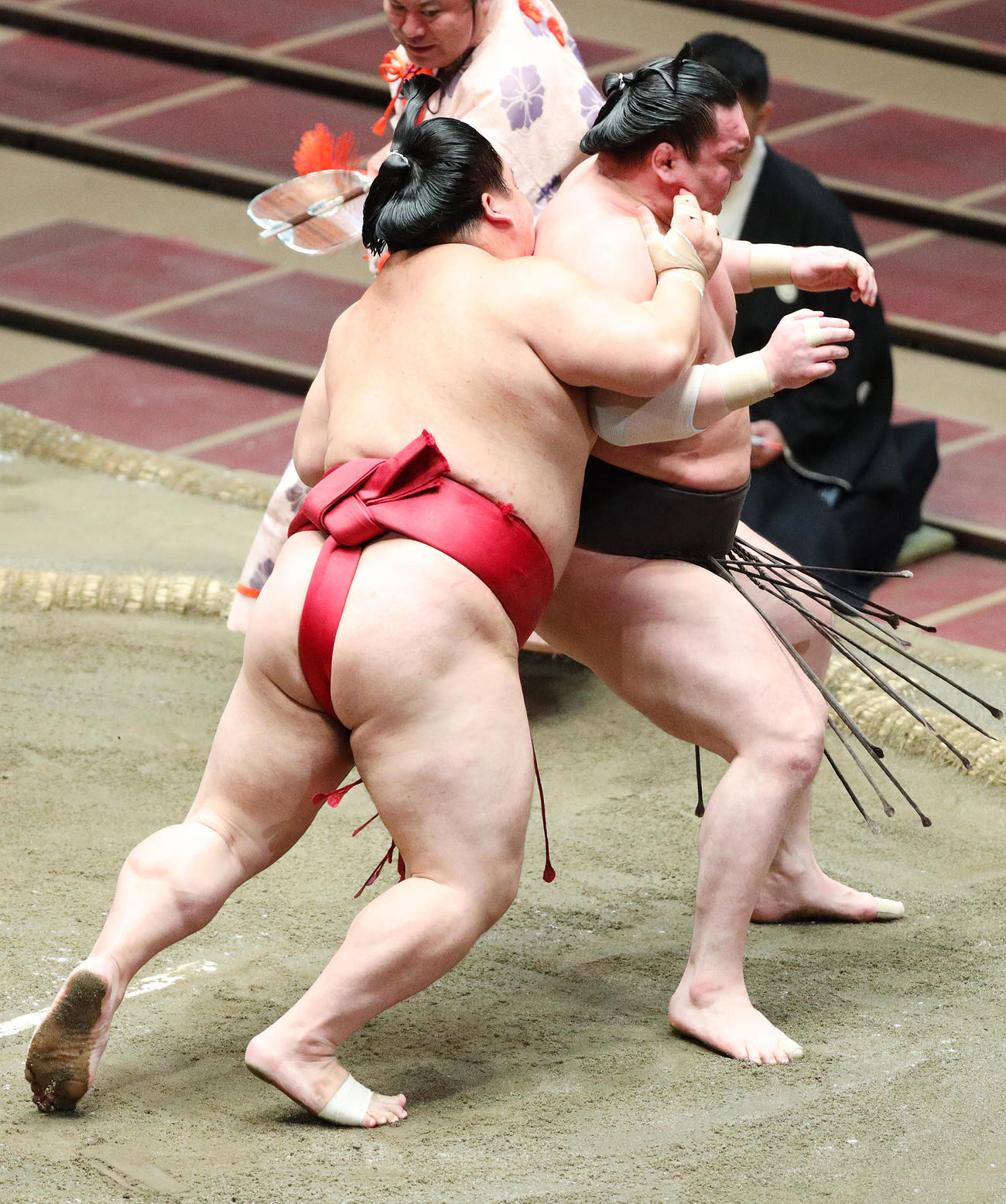 白鵬（右）の後ろを取る大栄翔（撮影・中島郁夫）