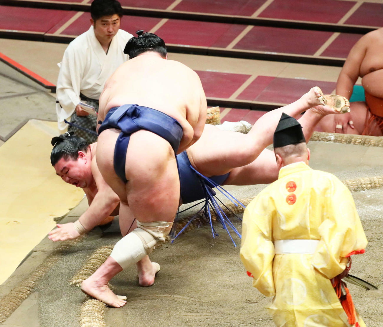 正代（後方）は突き落としで北勝富士に敗れる（撮影・足立雅史）