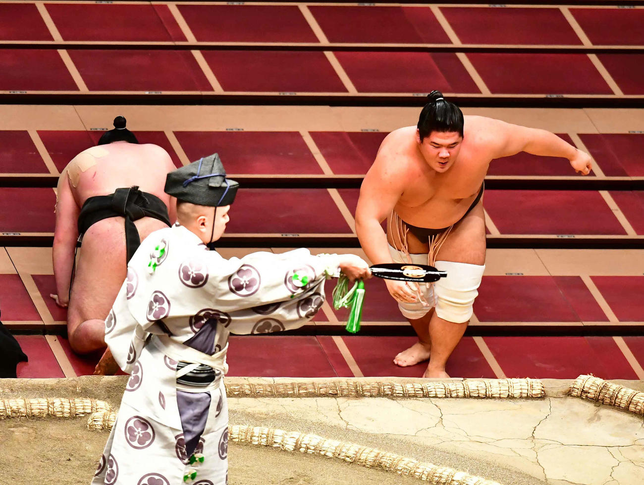 宇良（右）は上手投げで時栄を破る（撮影・小沢裕）