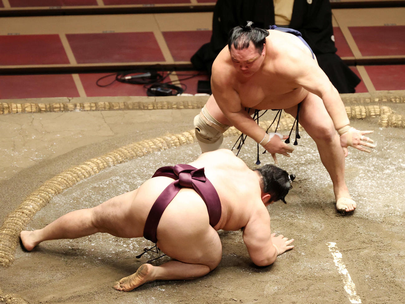 遠藤（下）をはたき込みで破る北勝富士（撮影・鈴木正人）