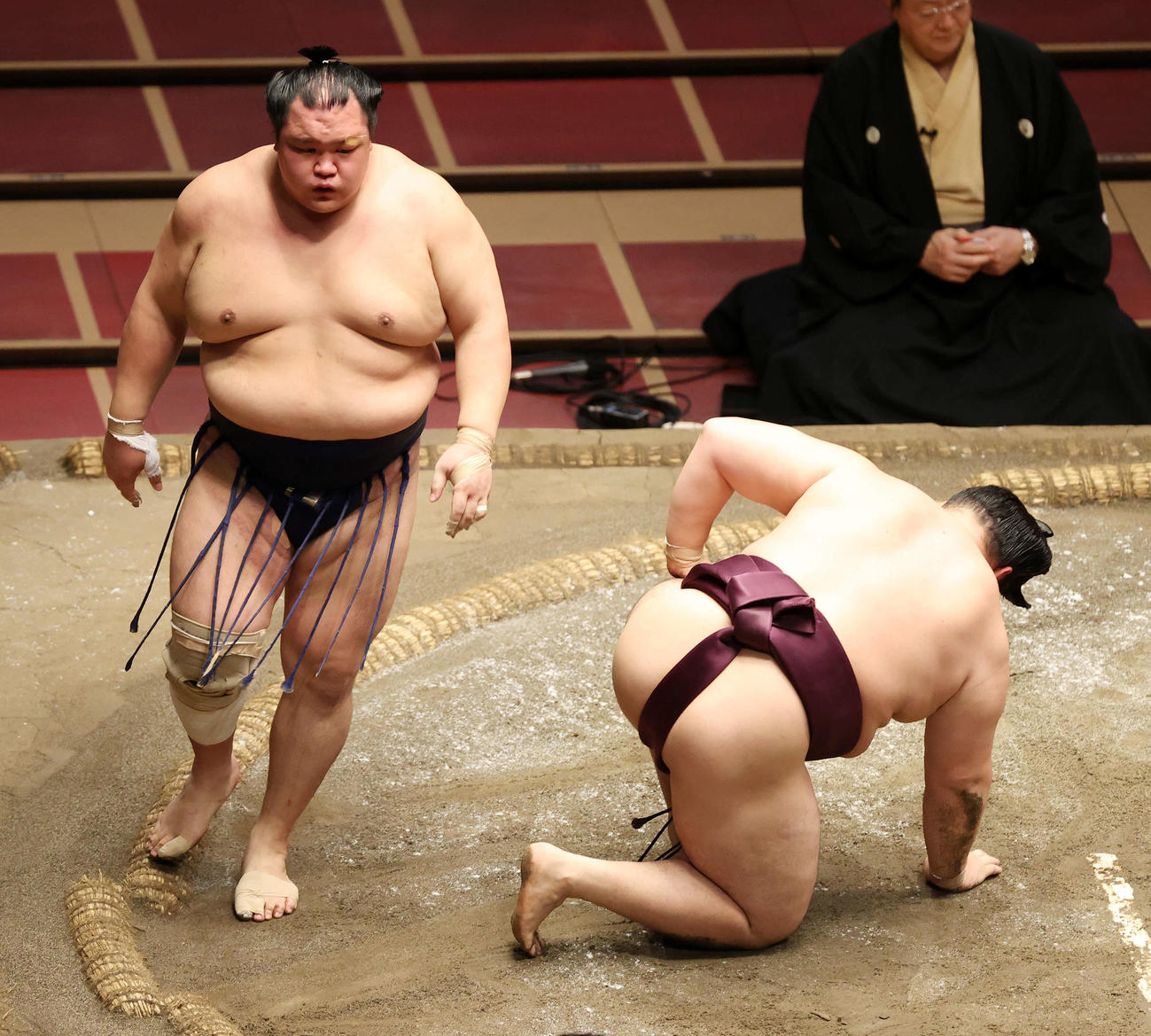 遠藤（右）をはたき込みで破った北勝富士（撮影・鈴木正人）