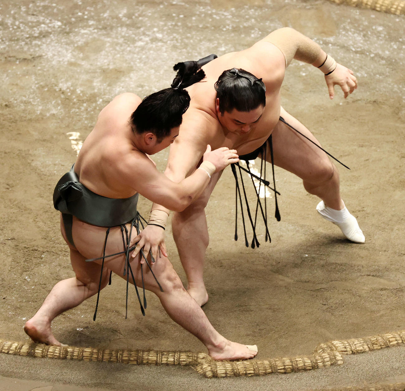 炎鵬（左）を押し倒しで破る隠岐の海（撮影・鈴木正人）