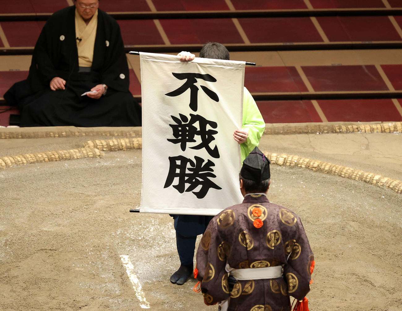 白鵬の休場で正代の不戦勝（撮影・鈴木正人）