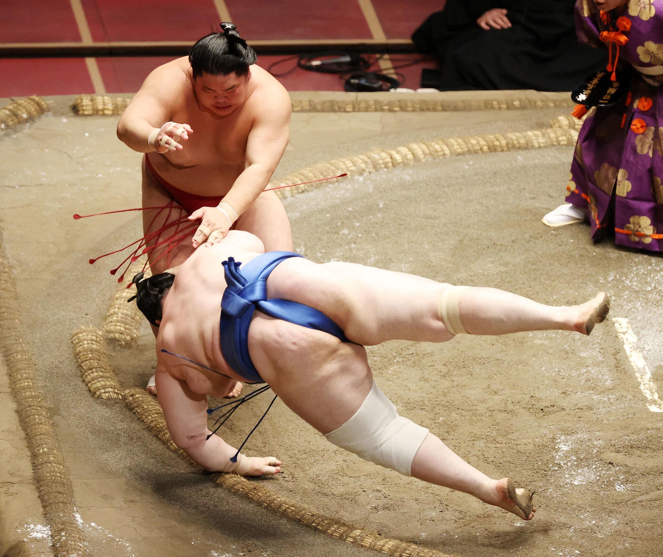 碧山（手前）を突き落としで破る大栄翔（撮影・鈴木正人）