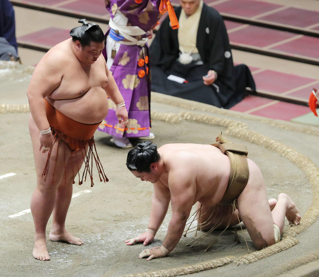 輝（右）を引き落としで破る御嶽海（撮影・河田真司）