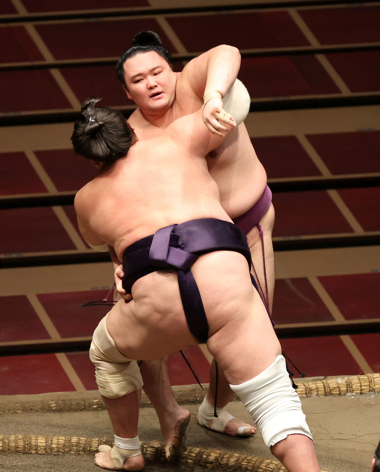 照ノ富士（手前）に寄り切りで敗れる朝乃山（撮影・鈴木正人）