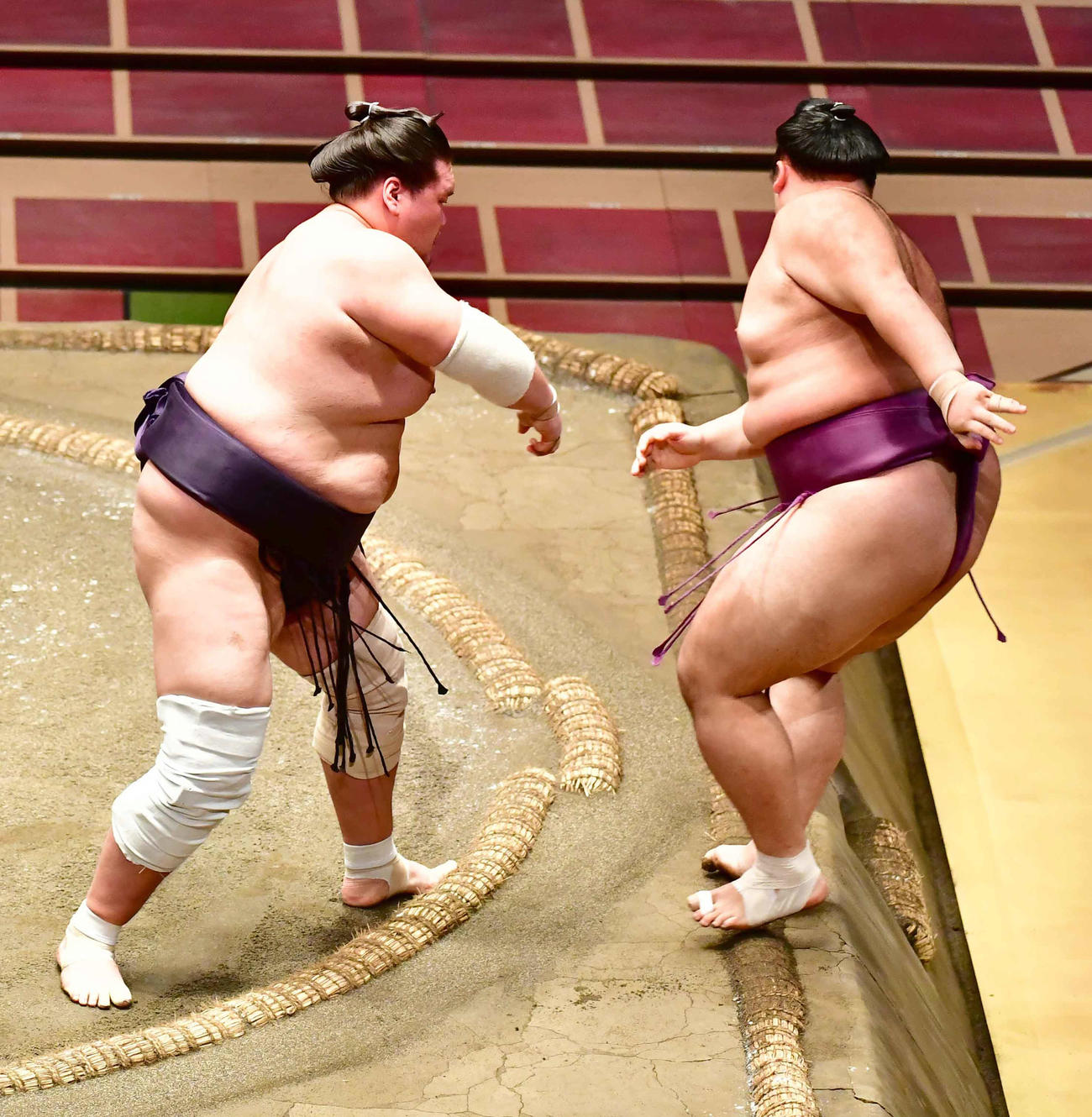 照ノ富士（左）は朝乃山を寄り切りで破る（撮影・小沢裕）