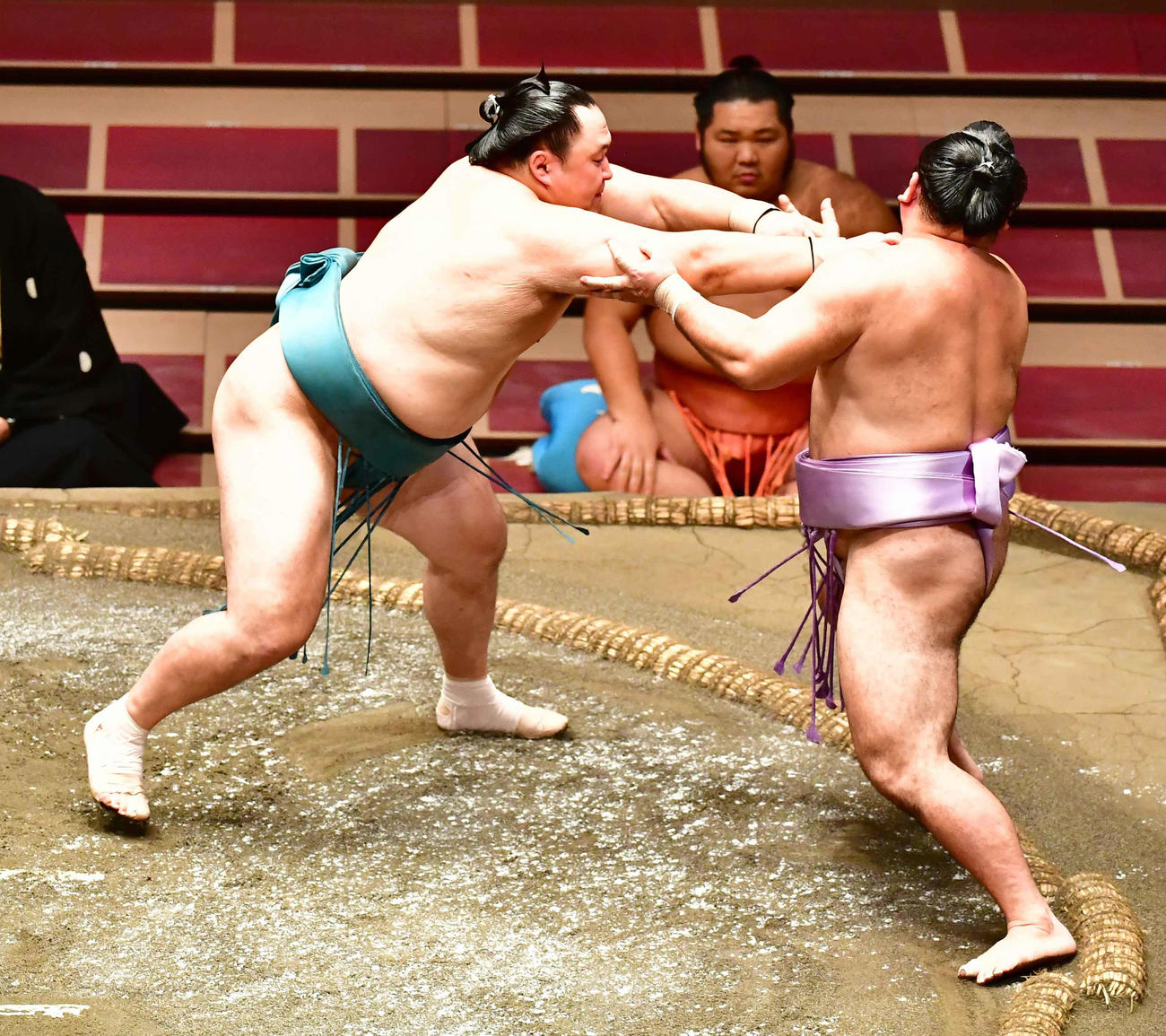玉鷲（左）は突き出しで琴恵光を破る（撮影・小沢裕）