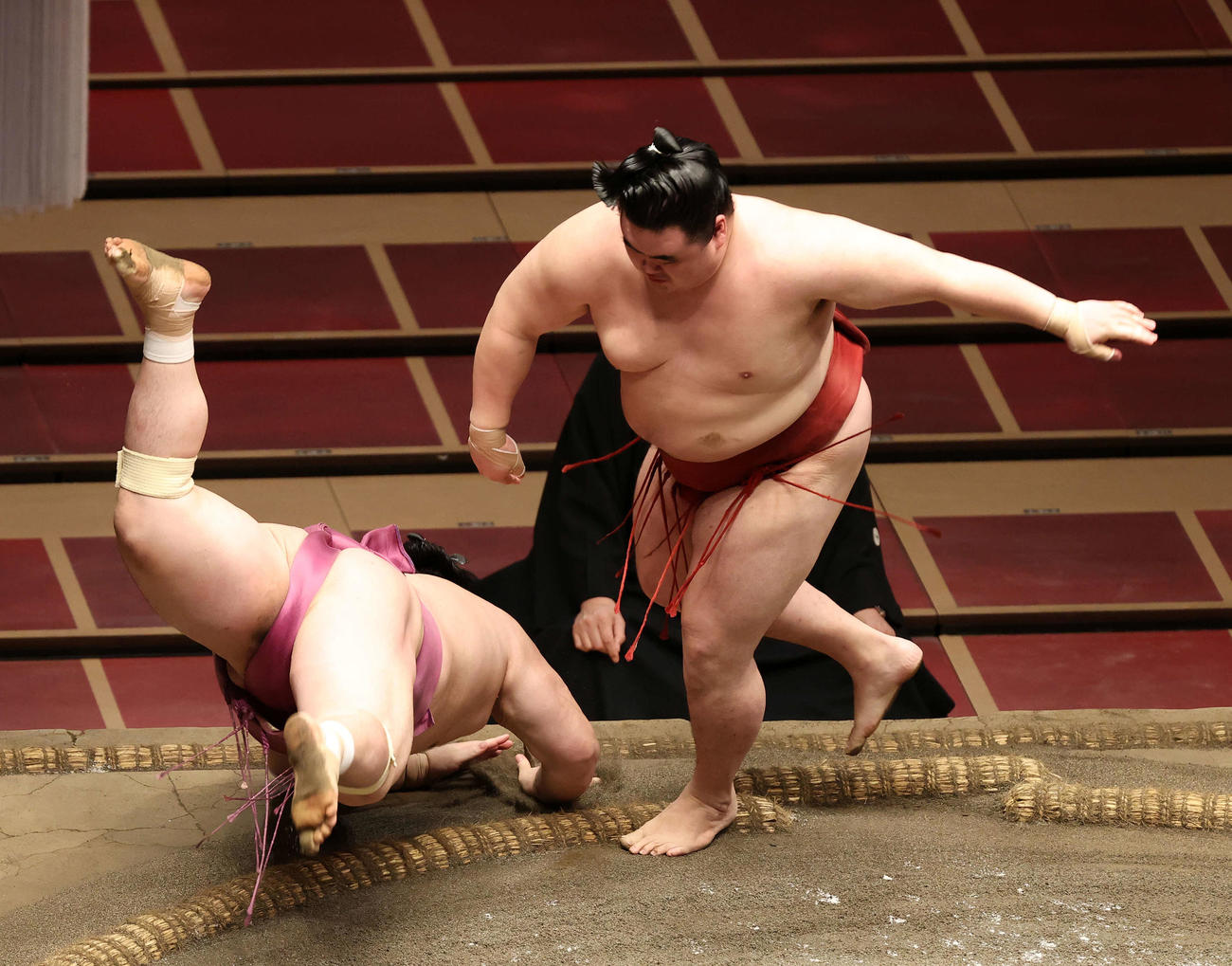 宝富士（左）をはたき込みで破る隆の勝（撮影・鈴木正人）