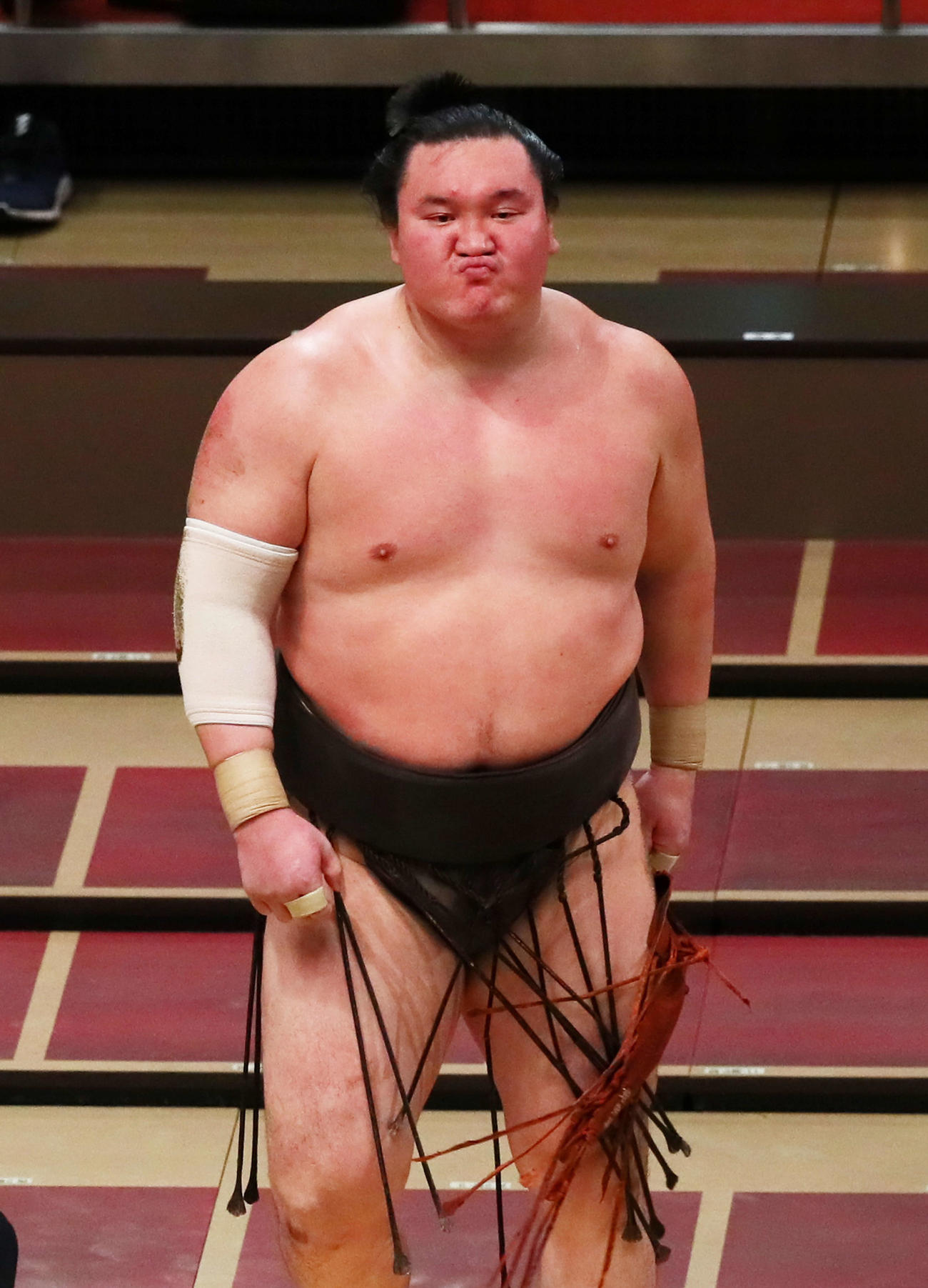 白鵬は御嶽海に敗れぶぜんとした表情を見せる（撮影・足立雅史）