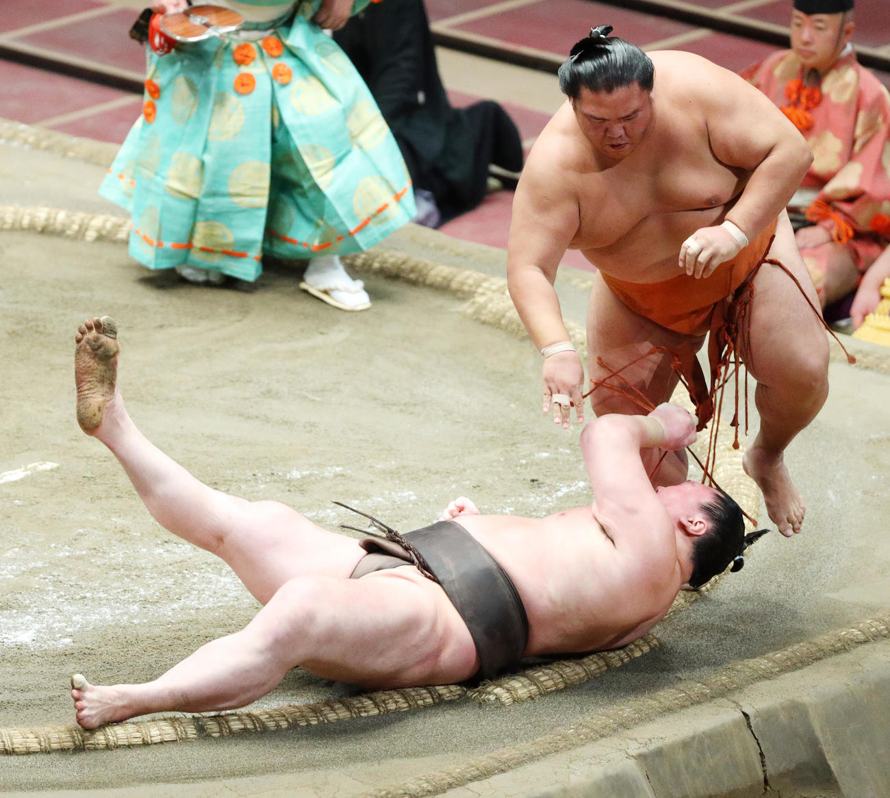 土俵際、白鵬を突き落としで破った御嶽海（撮影・中島郁夫）