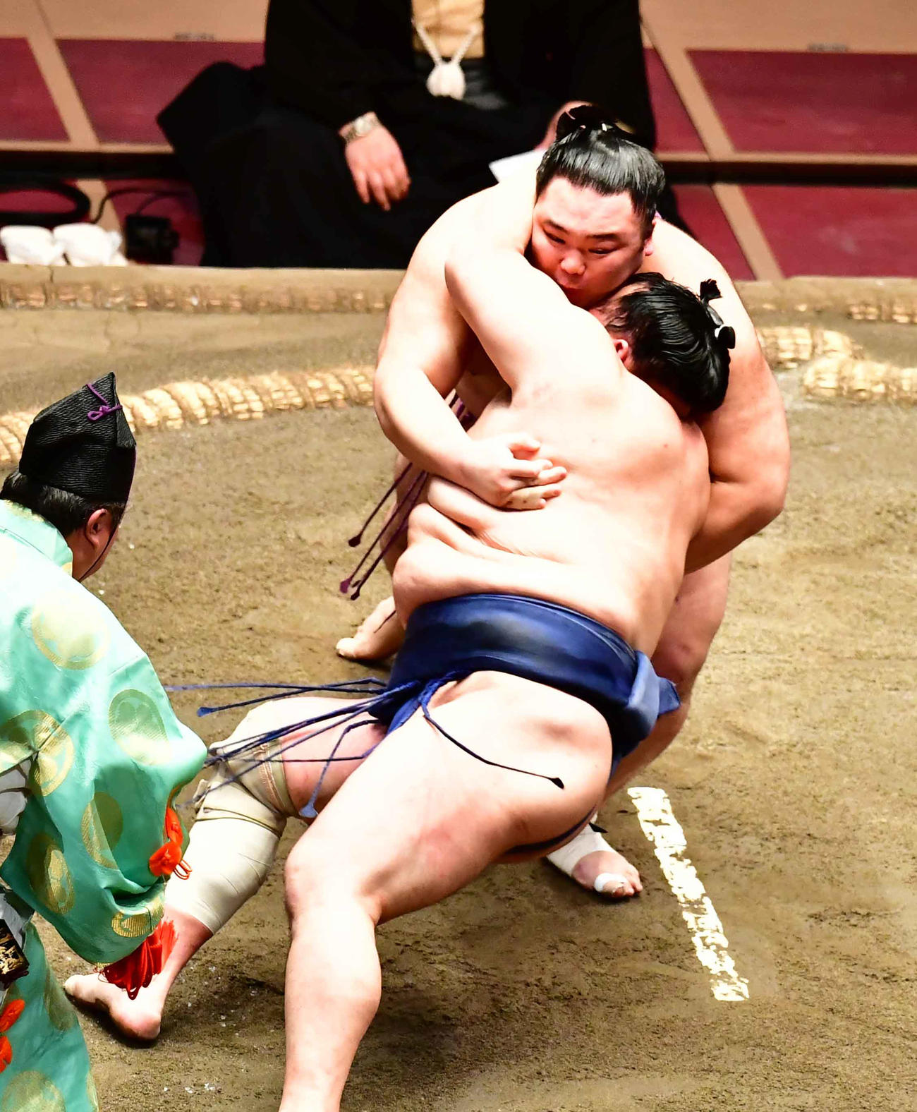 朝乃山（右）はすくい投げで北勝富士を破る（撮影・小沢裕）
