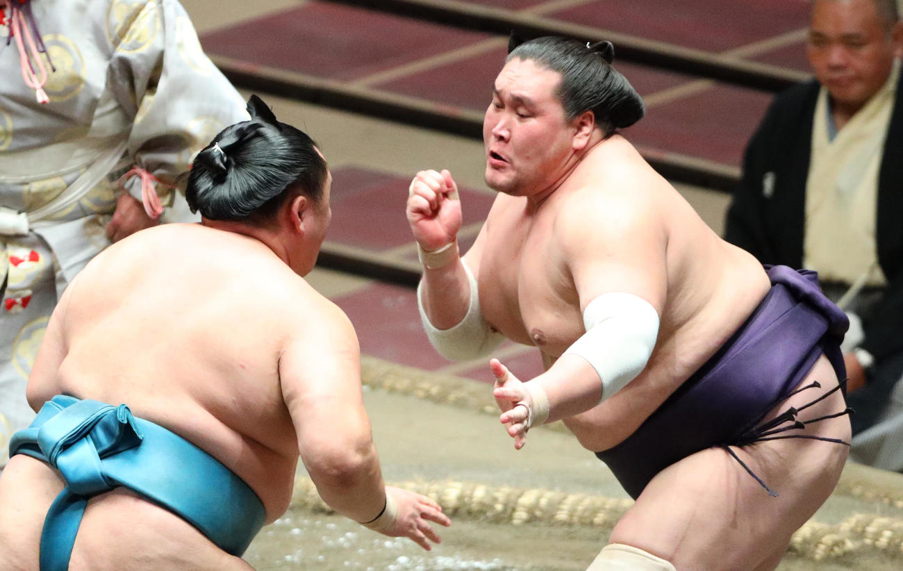玉鷲（左）と熱戦を繰り広げた寄り切りで破った照ノ富士（撮影・中島郁夫）