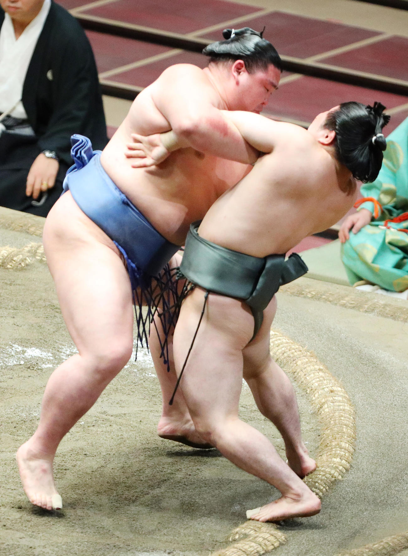 炎鵬（右）をきめ出しで破る正代（撮影・中島郁夫）
