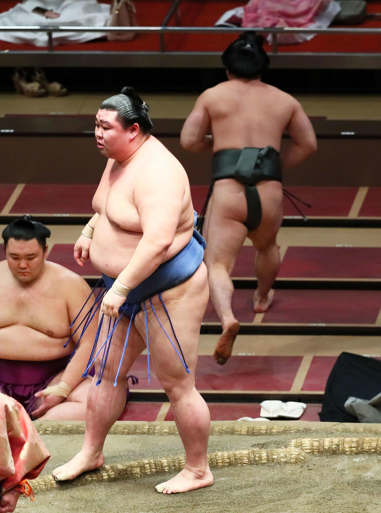 正代（手前）は炎鵬をきめ出しで破る（撮影・足立雅史）