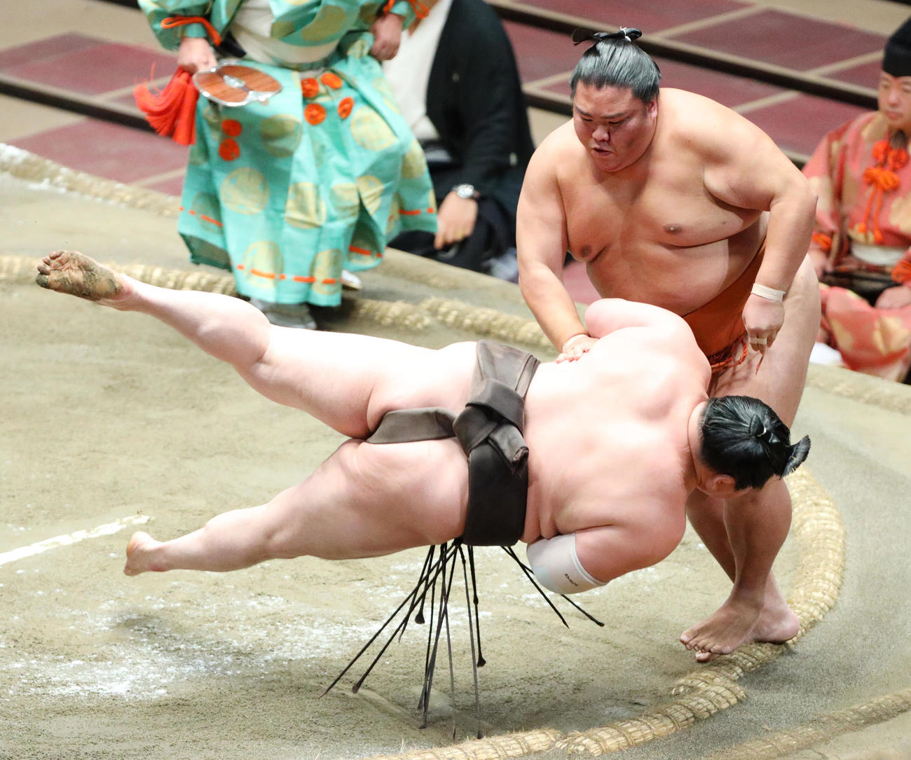 土俵際、白鵬を突き落としで破った御嶽海（撮影・中島郁夫）