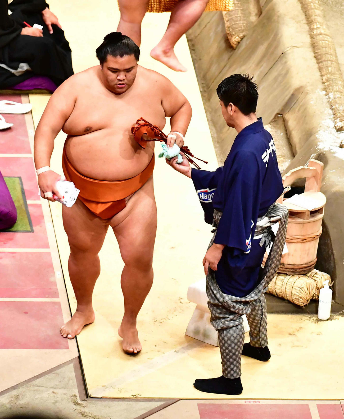 懸賞を手に引き揚げる御嶽海（撮影・小沢裕）