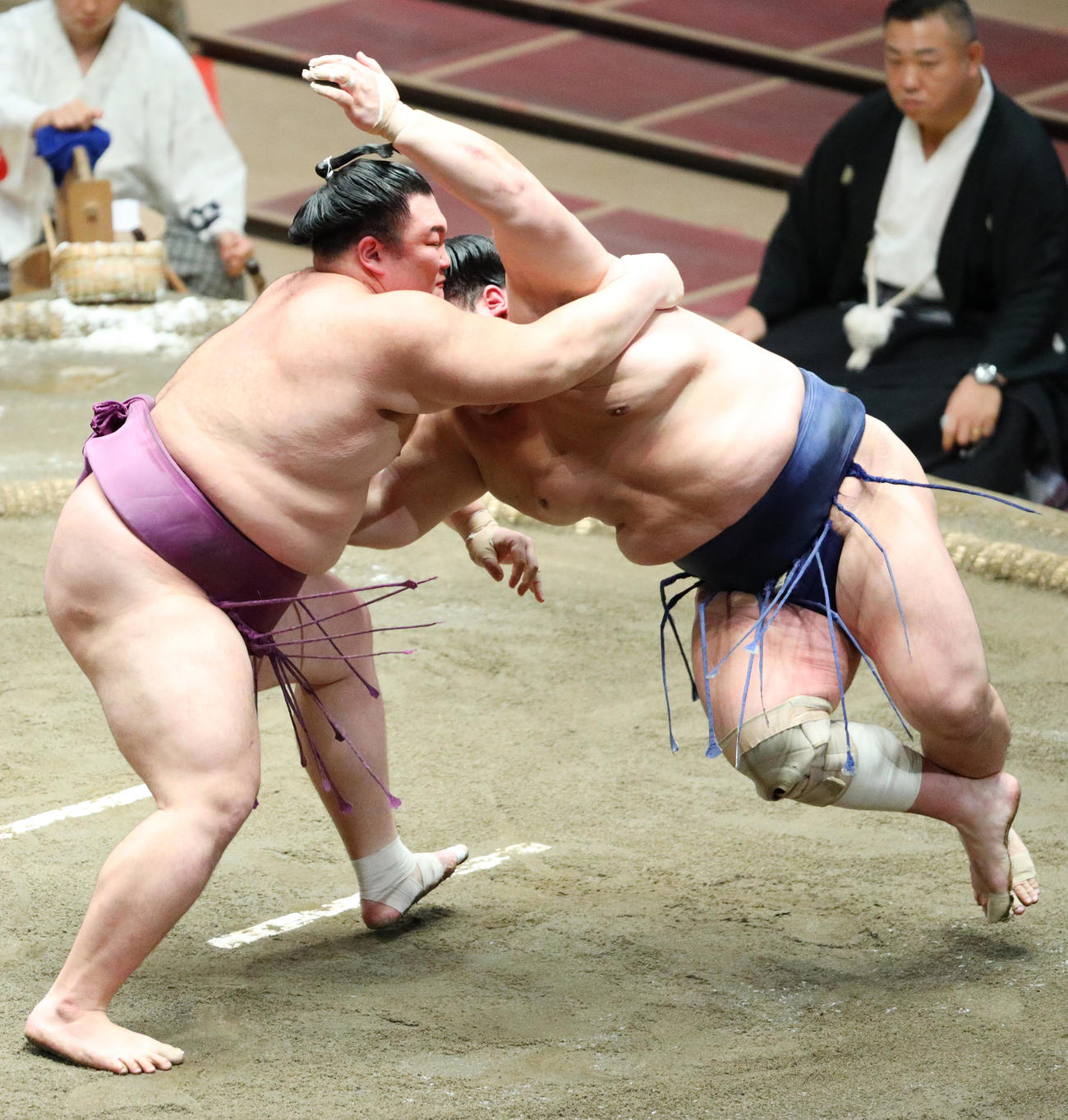 北勝富士（右）をすくい投げで破る朝乃山（撮影・中島郁夫）